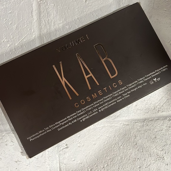 KAB Cosmetics CONTOUR PALETTE- Volume 1 - Picture 5 of 7